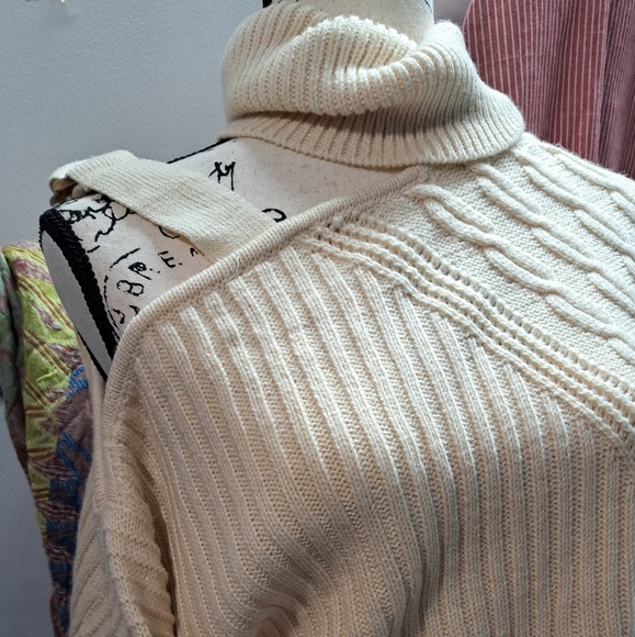 Cold shoulder turtleneck sweater - Picture 2 of 9